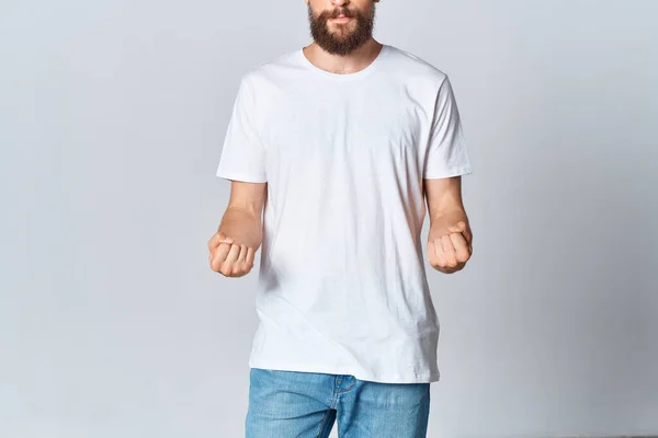 Mann in weißem T-Shirt und Jeans-Attrappe Werbung heller Hintergrund — Stockfoto