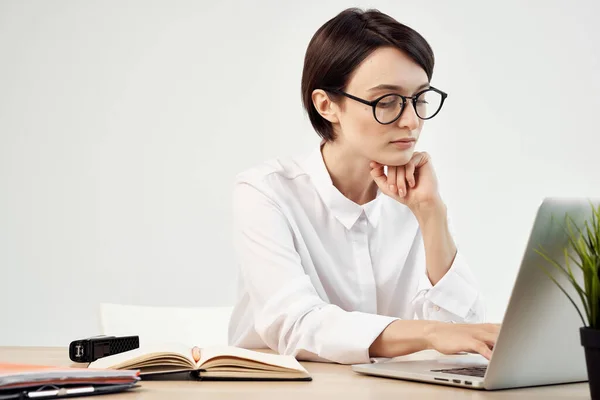 Femme d'affaires chemise blanche devant le secrétaire d'ordinateur portable de travail — Photo