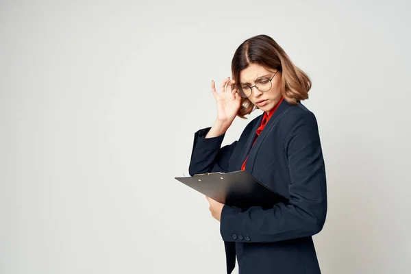 Donna in tuta documenti direttore ufficio lavoro — Foto Stock