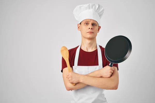 Chef con un tappo in testa Padella tra le mani preparare il cibo — Foto Stock