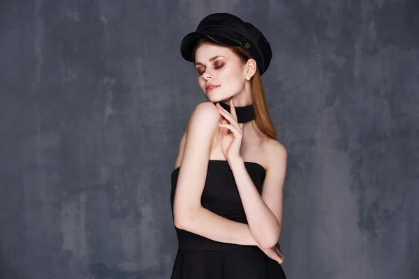 Mujer en ropa de moda vestido negro maquillaje brillante posando de lujo — Foto de Stock