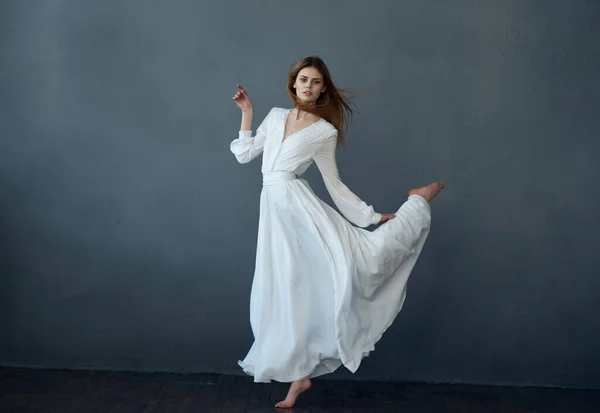 Mulher de vestido branco dança glamour fundo escuro — Fotografia de Stock