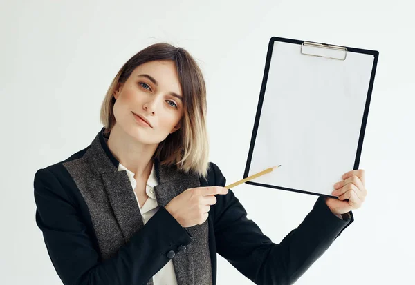 Femme d'affaires avec dossier dans l'espace de copie à la main studio — Photo