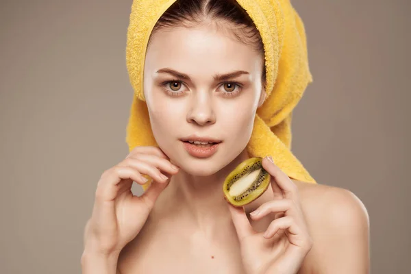 Wanita dengan handuk di kepalanya telanjang bahu kiwi vitamin kesegaran — Stok Foto