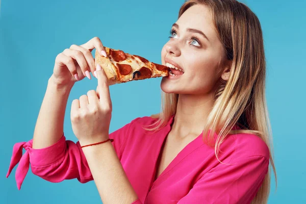 Hübsche Frau im rosa Hemd Fast Food Snack Lifestyle — Stockfoto
