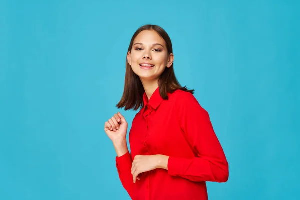 Γυναίκα σε κόκκινο πουκάμισο χαμόγελο στούντιο μόδας μπλε φόντο — Φωτογραφία Αρχείου