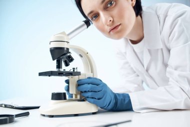 kadın doktor laboratuvar bilim araştırma mikroskobu