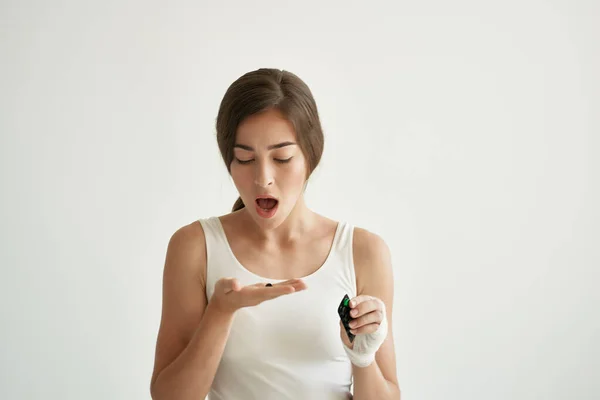 Menina com lesão no braço enfaixado problemas de saúde medicina — Fotografia de Stock