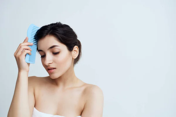 Kvinna med bara axlar kamma hår huvud vård hygien — Stockfoto