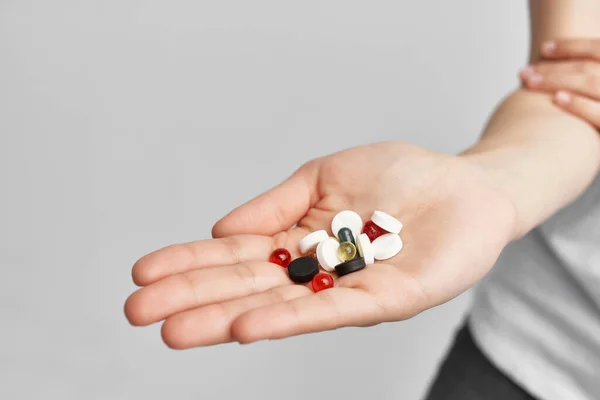 Píldoras coloridas en la palma de la mano analgésico tratamiento de la salud farmacología — Foto de Stock