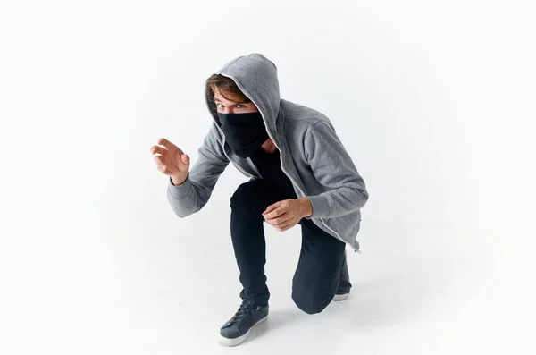 Egy férfi csuklyával a fején névtelenség hacker bűntény lopás — Stock Fotó