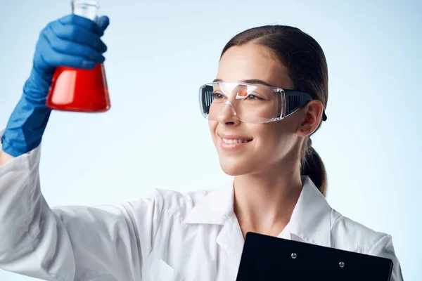 Mujer en laboratorio de biotecnología de medicina de bata blanca —  Fotos de Stock