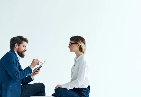 Hombre y mujer sentados en el sofá comunicación trabajo equipo de profesionales — Foto de Stock