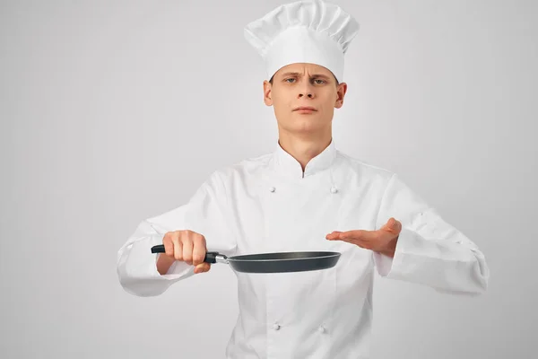 Homme en uniforme chef cuisine fournitures service de travail professionnel — Photo