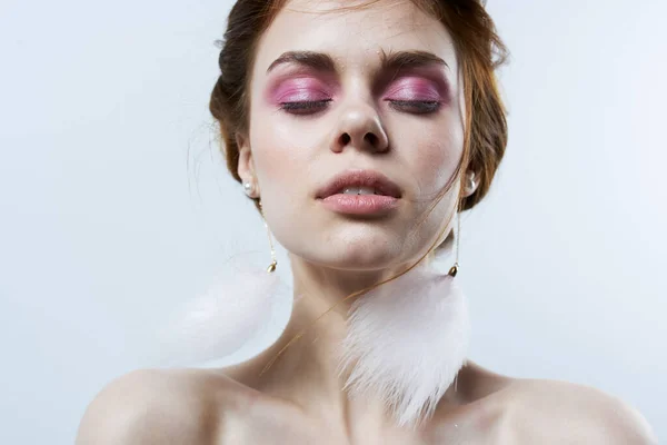 Bela mulher com olhos fechados brincos fofos cosméticos jóias de luxo — Fotografia de Stock