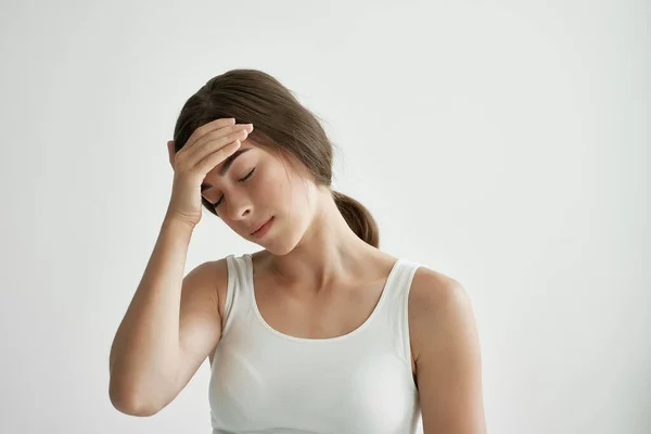 Mujer con los ojos cerrados dolor de cabeza emociones negativas —  Fotos de Stock