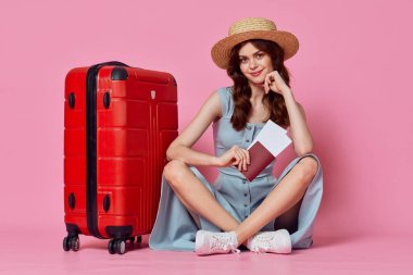 Kadın turist kırmızı bavul yolcu seyahat eğlenceli yaşam tarzı