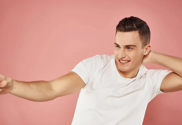 Uomo emotivo in bianco t-shirt gesti mano divertente sfondo rosa — Foto Stock