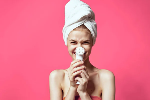 Mulher com ombros nus limpeza tratamentos de spa pele fundo rosa — Fotografia de Stock