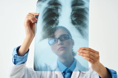 Tıbbi profesyonel radyolog x-ray incelemesi
