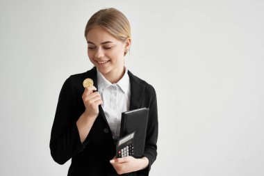 Kripto para birimi teknolojisi kullanan kadın finans ekonomisi