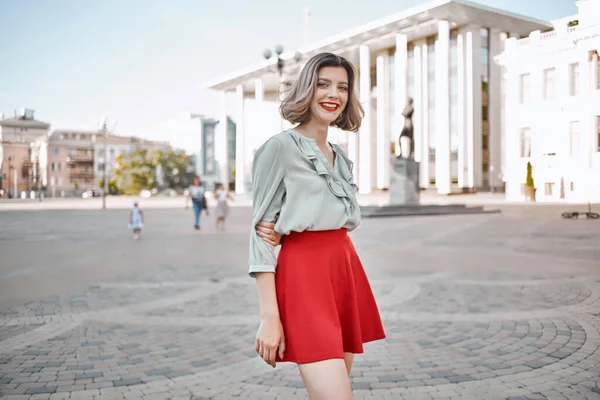 Söt blond flicka i röd kjol utomhus poserar promenad — Stockfoto