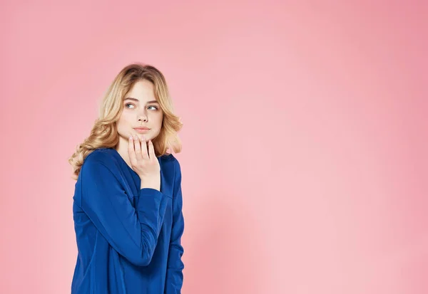 Mooie blonde blauwe jurk roze achtergrond luxe — Stockfoto