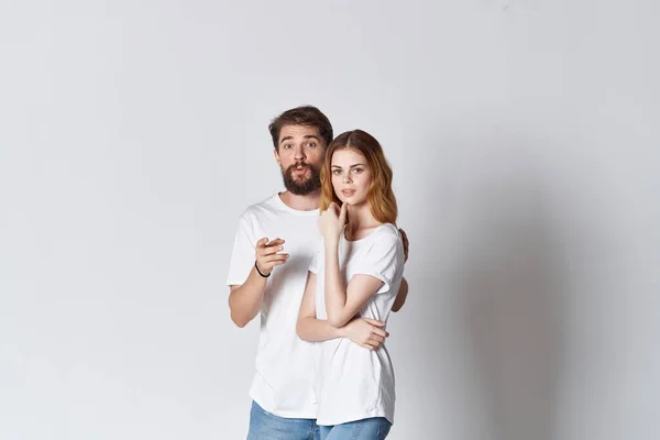 Man och kvinna i vita t-shirts reklam studio design — Stockfoto