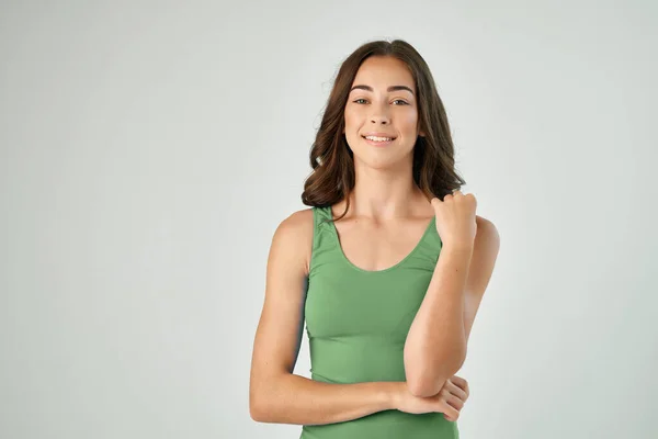 Glad brunett hålla hennes hår grön tvätta leende poserar — Stockfoto