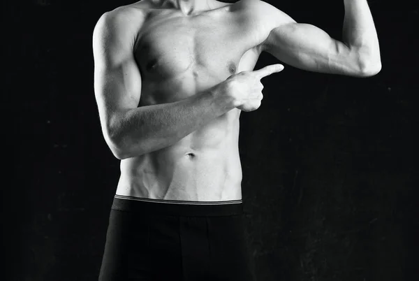 Hombre musculoso en pantalones cortos negros gimnasio foto en blanco y negro — Foto de Stock