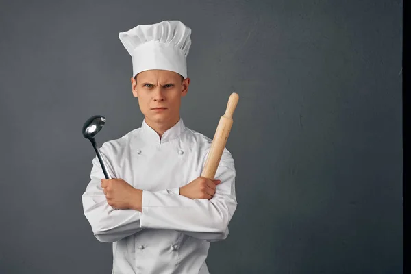 Cocinar en uniformes de cocina artículos de aspecto serio Profesional — Foto de Stock