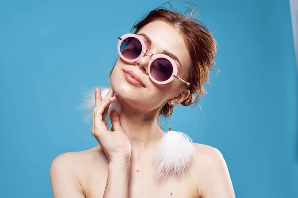 Эмоциональная женщина в солнцезащитных очках — стоковое фото