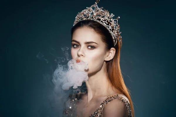 Woman with a crown on her head smoke from the mouth Glamor luxury dark background — Stock Photo, Image