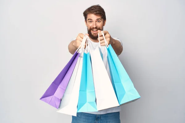 Hombre con paquetes en sus manos moda compras descuentos emociones — Foto de Stock