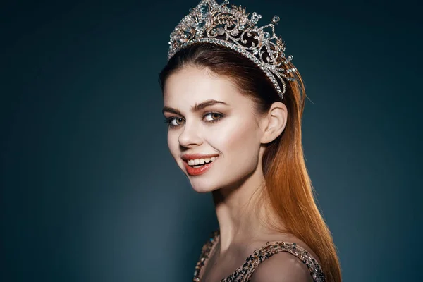 Pretty woman with crown on her head bright makeup luxury decoration — Stock Photo, Image