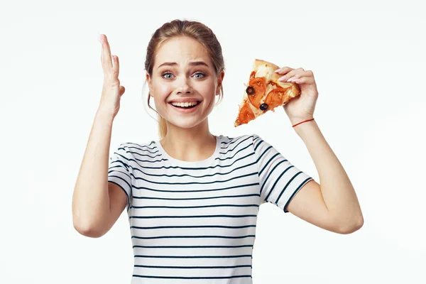 Kobieta w paski t-shirt pizza dieta przekąska niezdrowe jedzenie — Zdjęcie stockowe