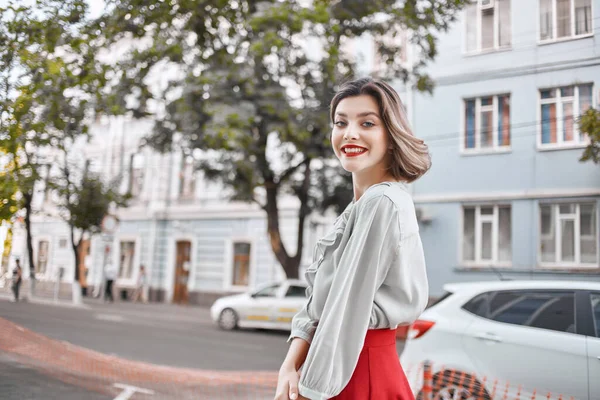 Mignonne fille blonde avec des lèvres rouges à l'extérieur style de vie de marche — Photo