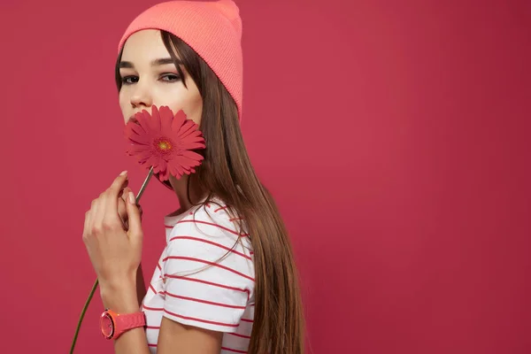 Barna visel rózsaszín kalap piros virág smink dekoráció — Stock Fotó