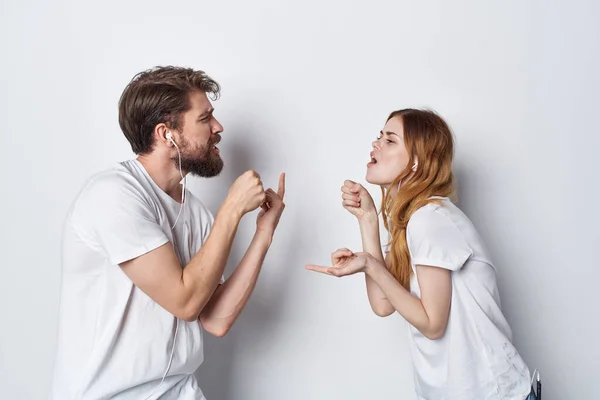 Alegre joven pareja en blanco camisetas comunicación amistad emociones —  Fotos de Stock