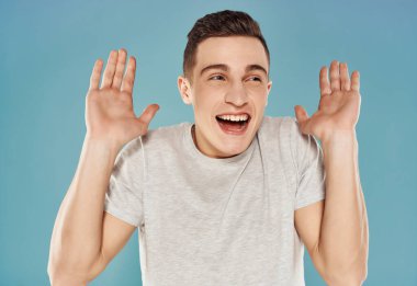 Yakışıklı adam önünde el ele tutuşuyor. Sevinç duyguları içinde.