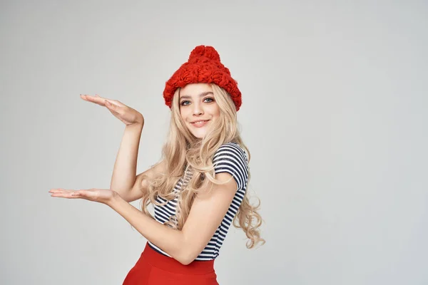 Mujer en sombrero rojo estilo de moda rubia falda roja —  Fotos de Stock