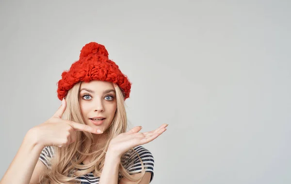 Donna sorridente in cappello rosso moda stile moderno gioventù — Foto Stock