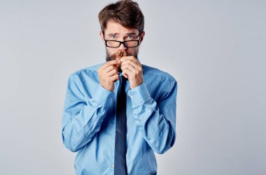 Kripto para birimi bitcoin hesap makinesi teknolojisi olan gömlekli bir iş adamı.