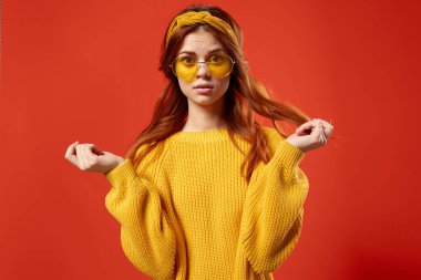 Sarı kazaklı kadın, modern moda hipster tarzıyla.