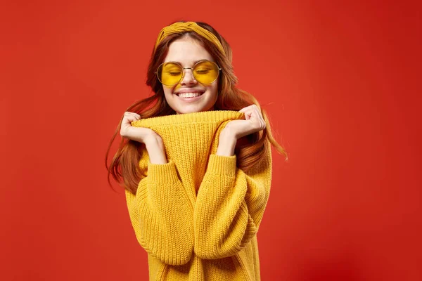 Glad kvinna i gula glasögon tröja hipster mode retro stil — Stockfoto