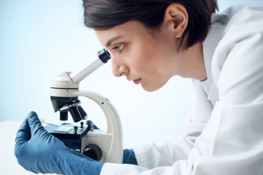 Beyaz önlüklü bir araştırma teknolojisi analizinde laboratuvar asistanı.