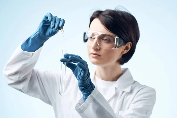 Mulher assistente de laboratório microscópio ciência tecnologia pesquisa profissional — Fotografia de Stock