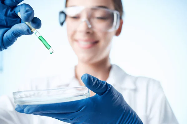 Female laboratory assistant chemical solution research biotechnology professionals — Stock Photo, Image