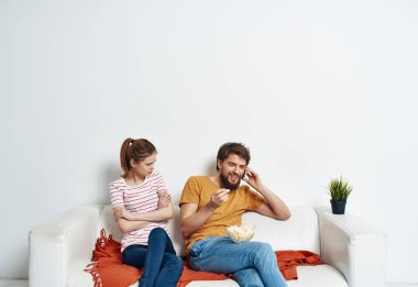 Genç evli bir çift kanepede gevşeyip mısır patlatıyor.