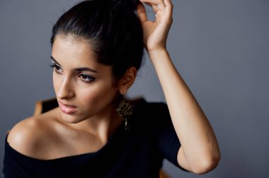 Sandalyede oturan kadın moda dekorasyon stüdyosunda